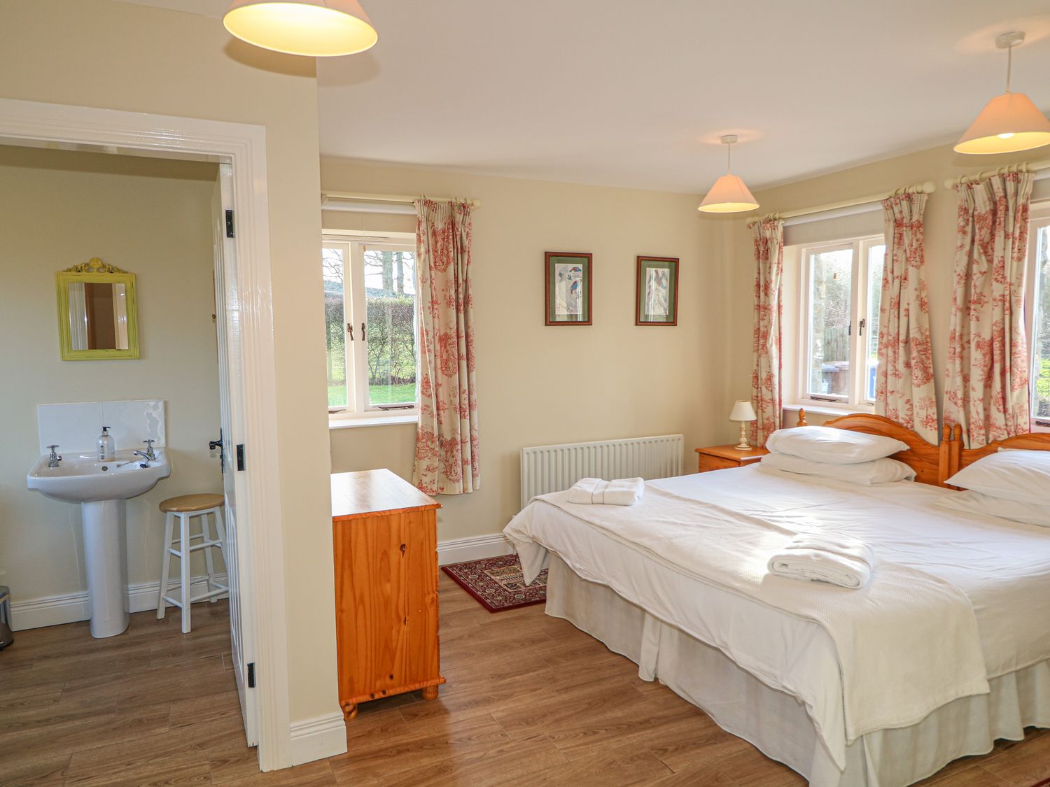 Downstairs kingsize bedroom, with ensuite bathroom, Goose Cottage