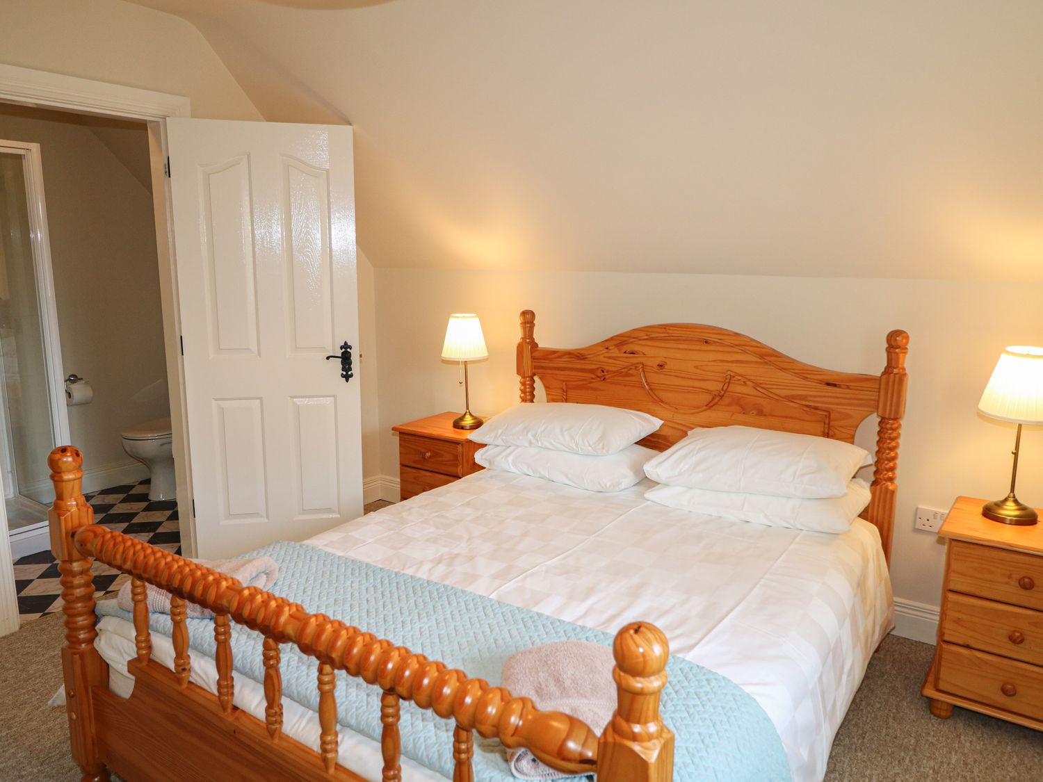 Upstairs kingsize bedroom with ensuite, Goose Cottage